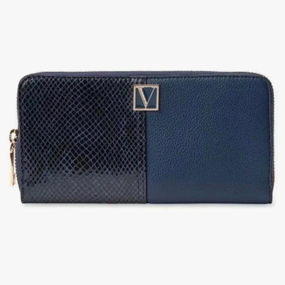 Victoria's Secret Midnight Croc Zippy Wallet Large Bi-Fold - Picture 1 of 8